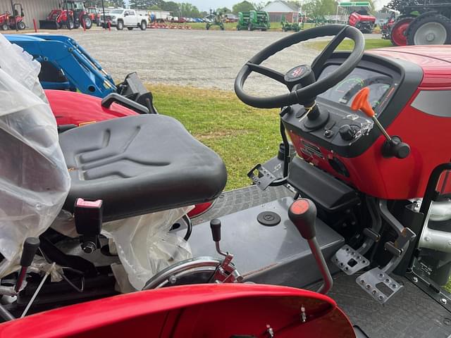 Image of Massey Ferguson 2605H equipment image 4