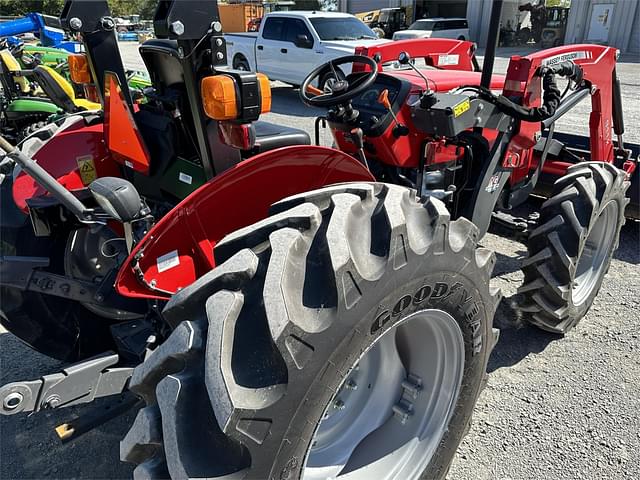 Image of Massey Ferguson 2607H equipment image 3