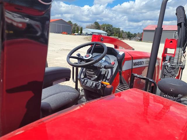 Image of Massey Ferguson 4707 equipment image 4