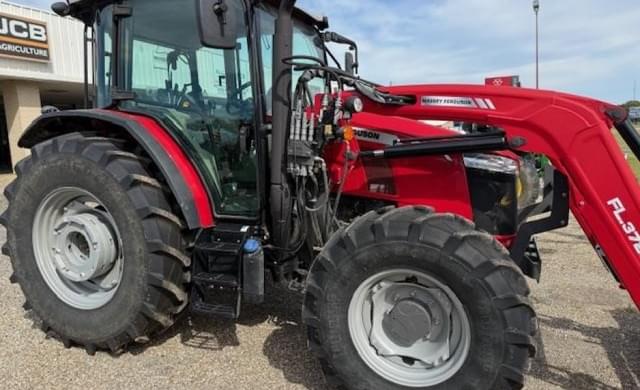 Image of Massey Ferguson 5711 equipment image 3