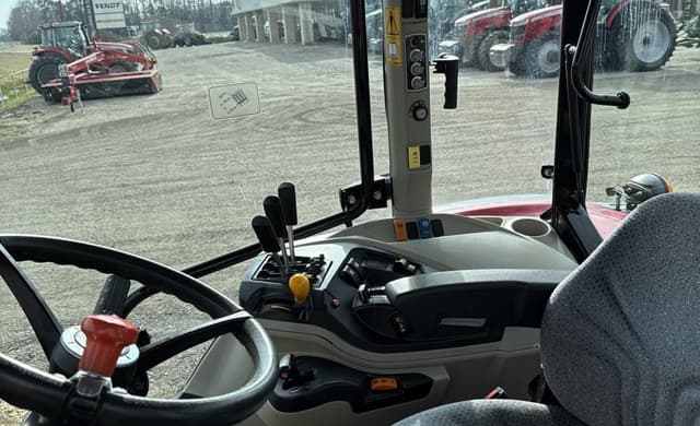 Image of Massey Ferguson 5711 equipment image 4