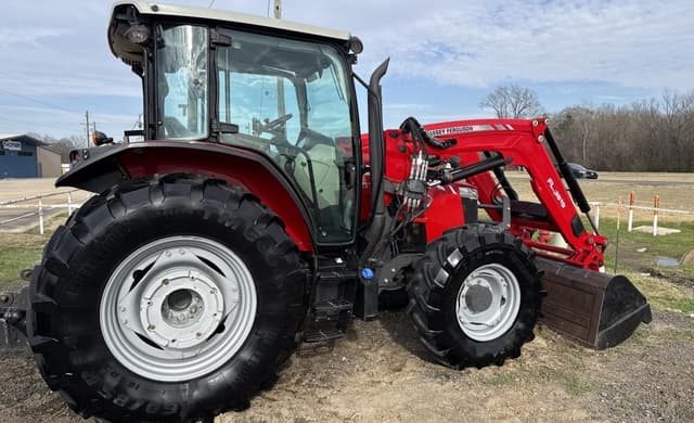 Image of Massey Ferguson 5711 equipment image 2