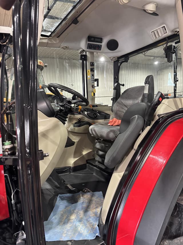 Image of Massey Ferguson 5711 equipment image 2