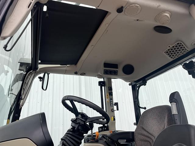 Image of Massey Ferguson 5711 equipment image 4