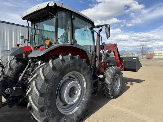 Image of Massey Ferguson 5711 equipment image 2