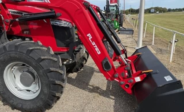 Image of Massey Ferguson 5711 equipment image 4