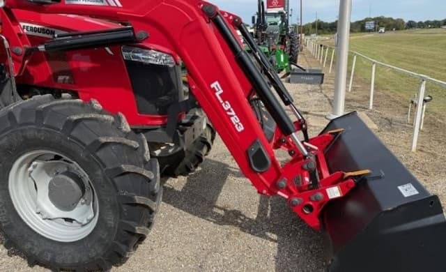 Image of Massey Ferguson 5711 equipment image 4