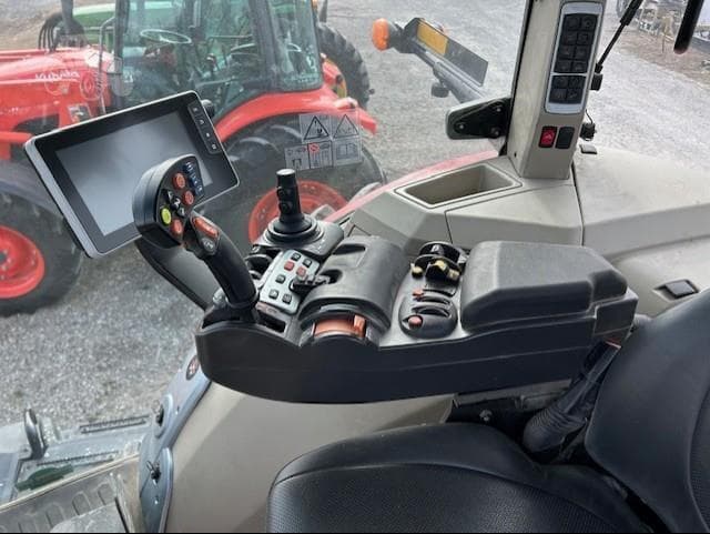 Image of Massey Ferguson 8737S equipment image 4