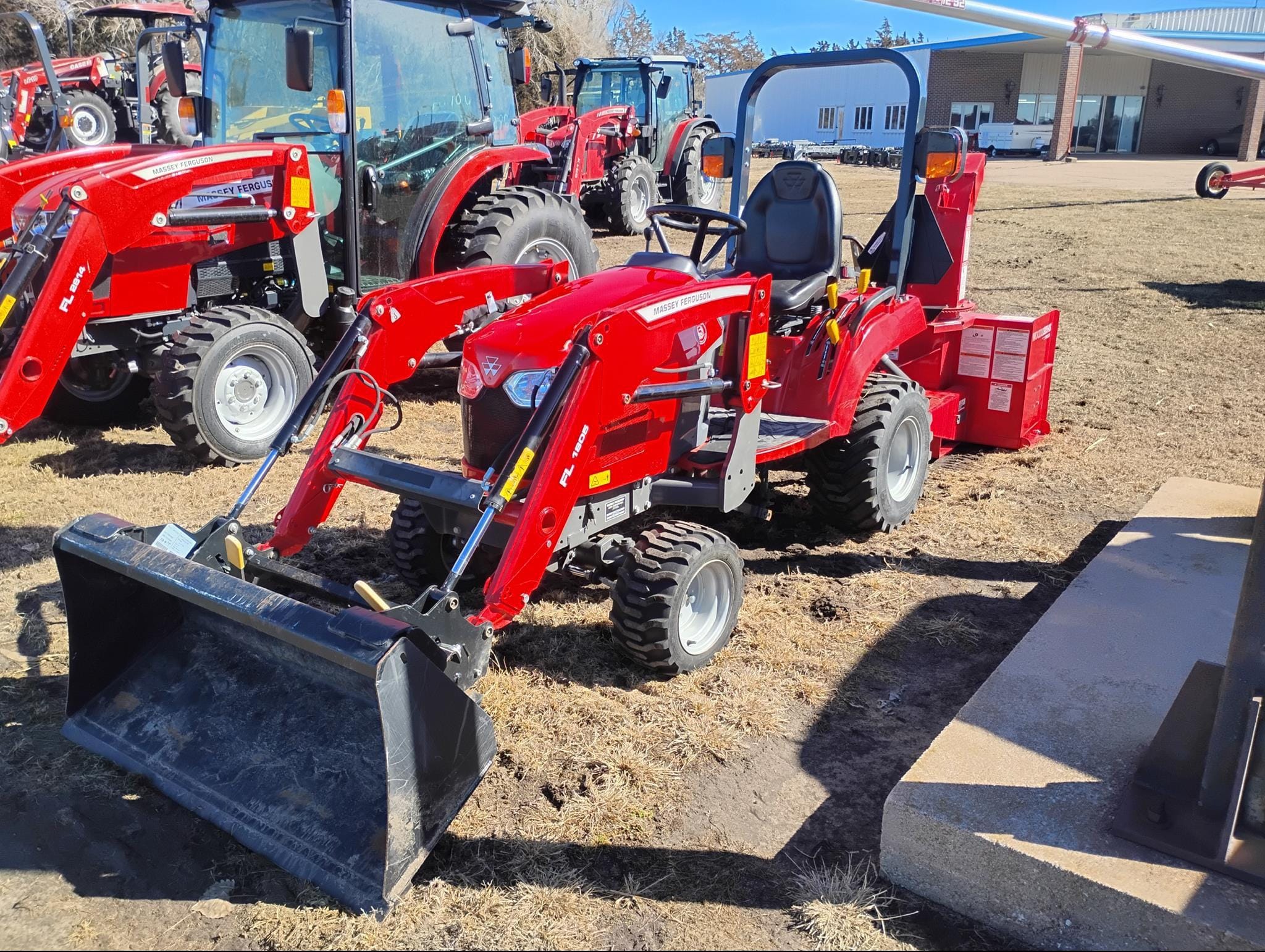 2022 Massey Ferguson GC1723E Equipment Image0