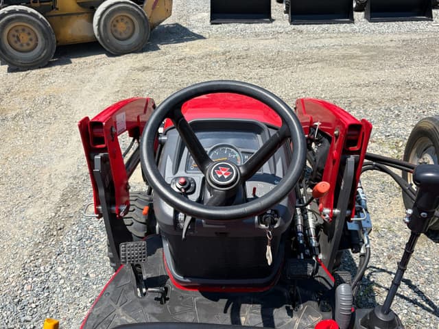 Image of Massey Ferguson GC1725M equipment image 4