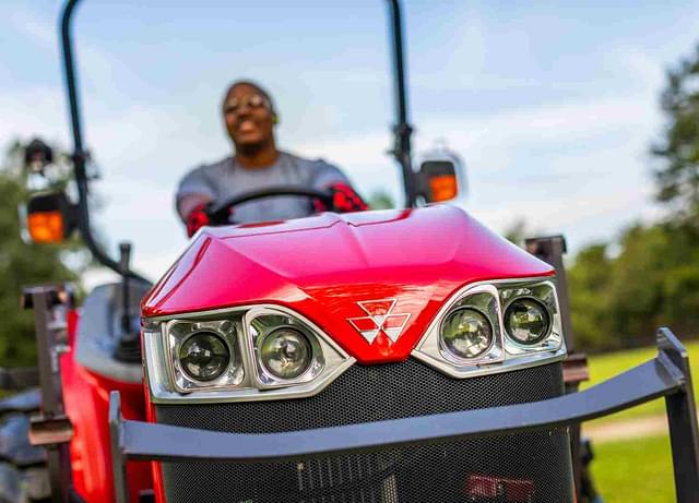 Image of Massey Ferguson 1835M equipment image 2