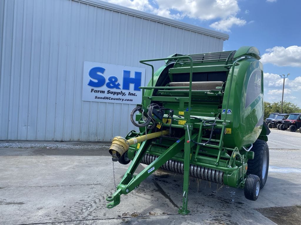 2022 McHale V8 950 Equipment Image0