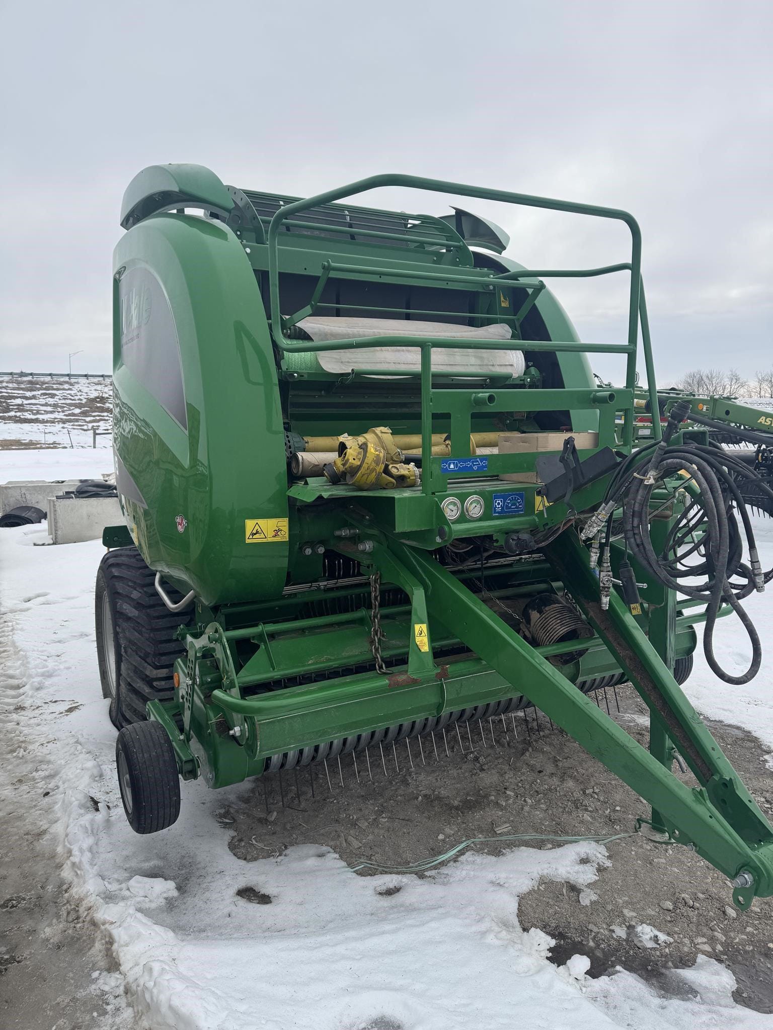 2022 McHale V8 950 Equipment Image0