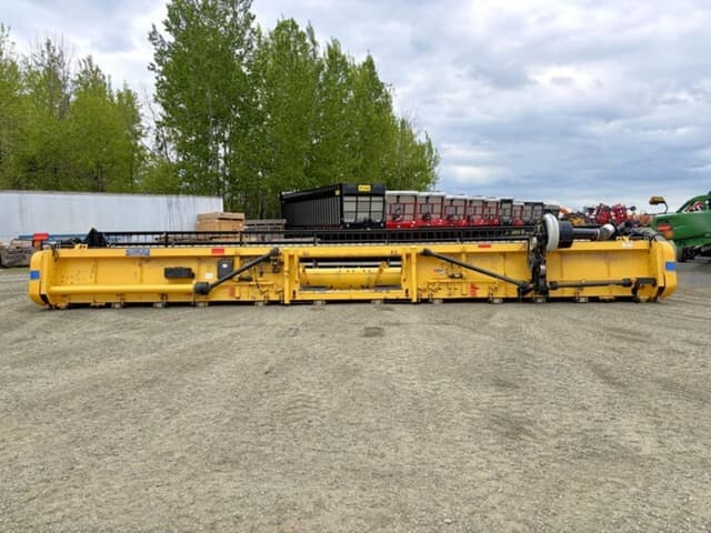 Image of New Holland 740CF-35 equipment image 4