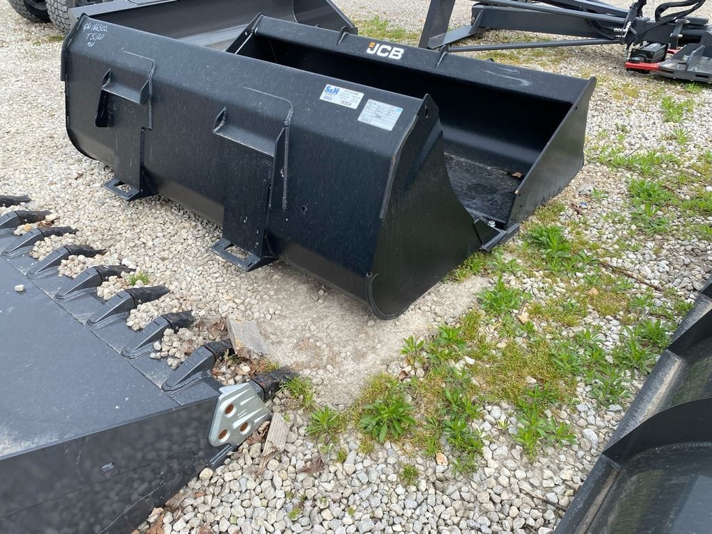 2022 New Holland 83" Bucket Equipment Image0