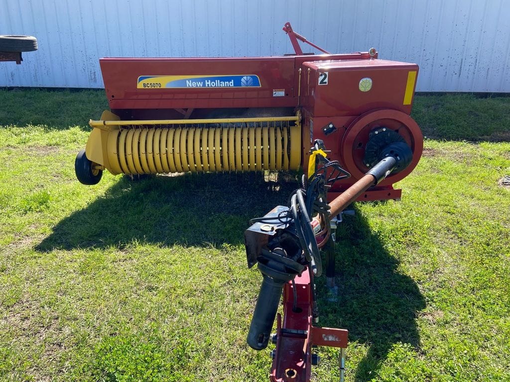 2022 New Holland BC5070 Equipment Image0