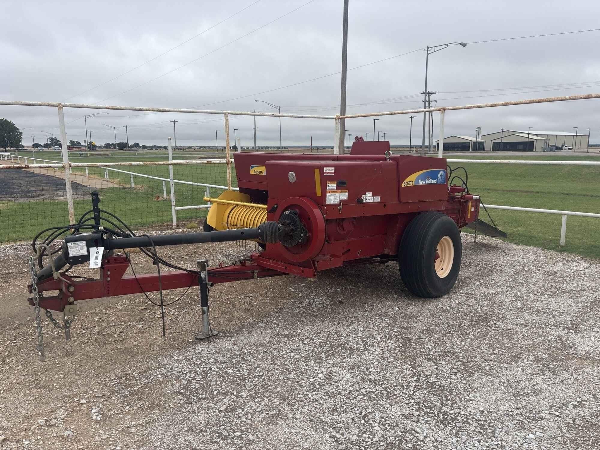 2022 New Holland BC5070 Equipment Image0
