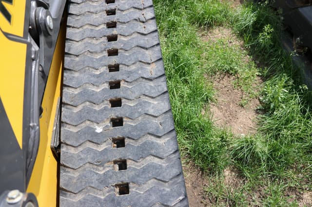 Image of New Holland C332 equipment image 4
