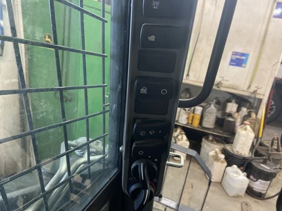 Image of New Holland C332 equipment image 2