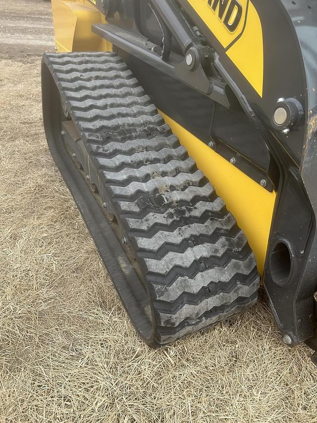Image of New Holland C332 equipment image 4