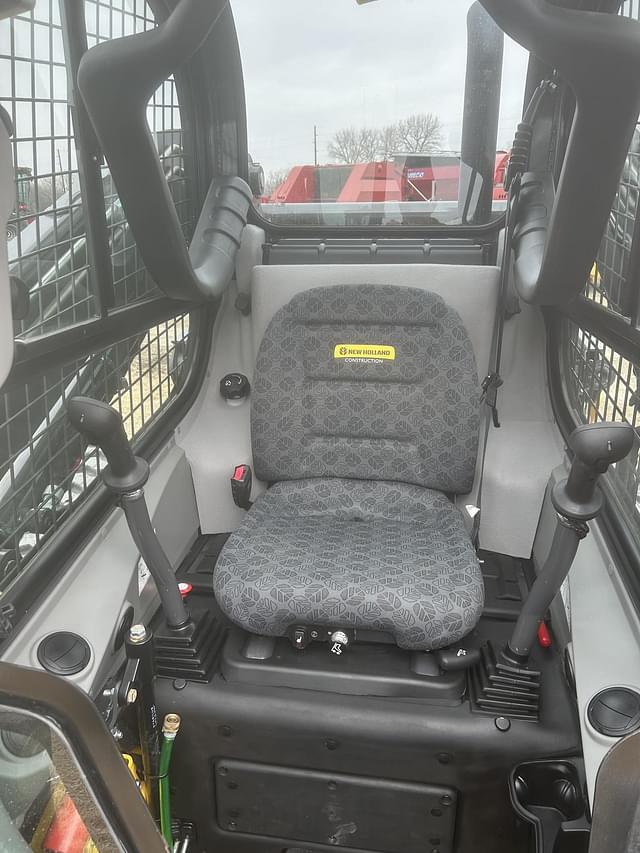 Image of New Holland C332 equipment image 2