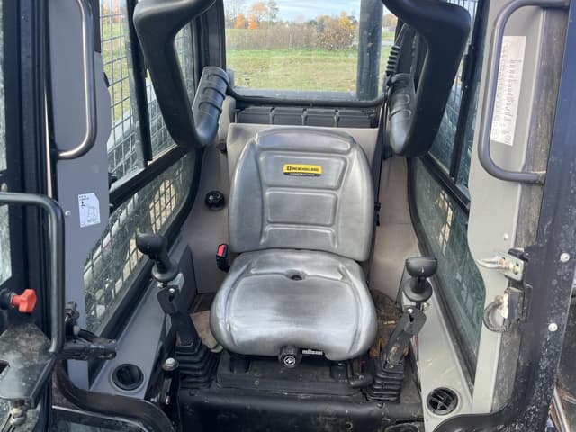 Image of New Holland L318 equipment image 4