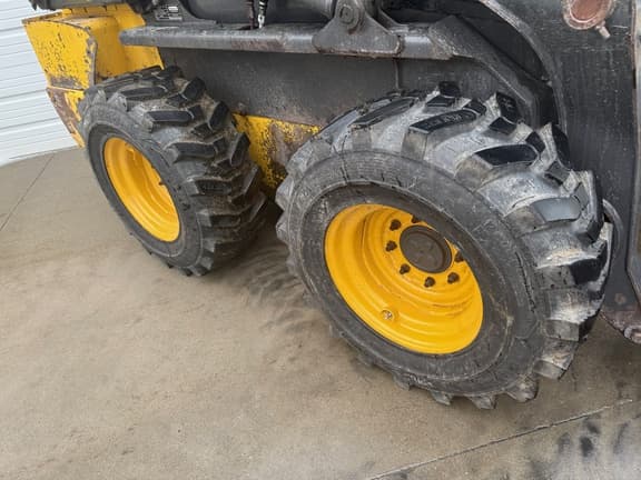 Image of New Holland L320 equipment image 3