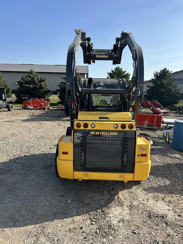 Image of New Holland L320 equipment image 3