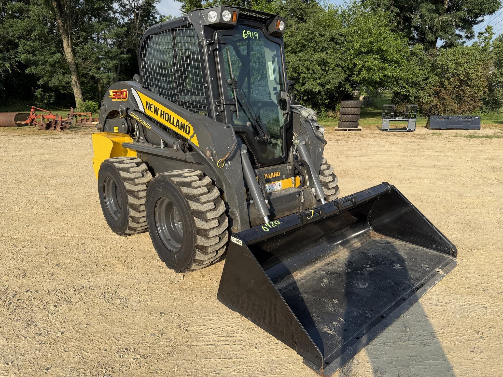 2022 New Holland L320 Equipment Image0