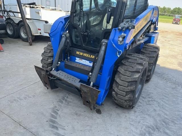 Image of New Holland L320 equipment image 4