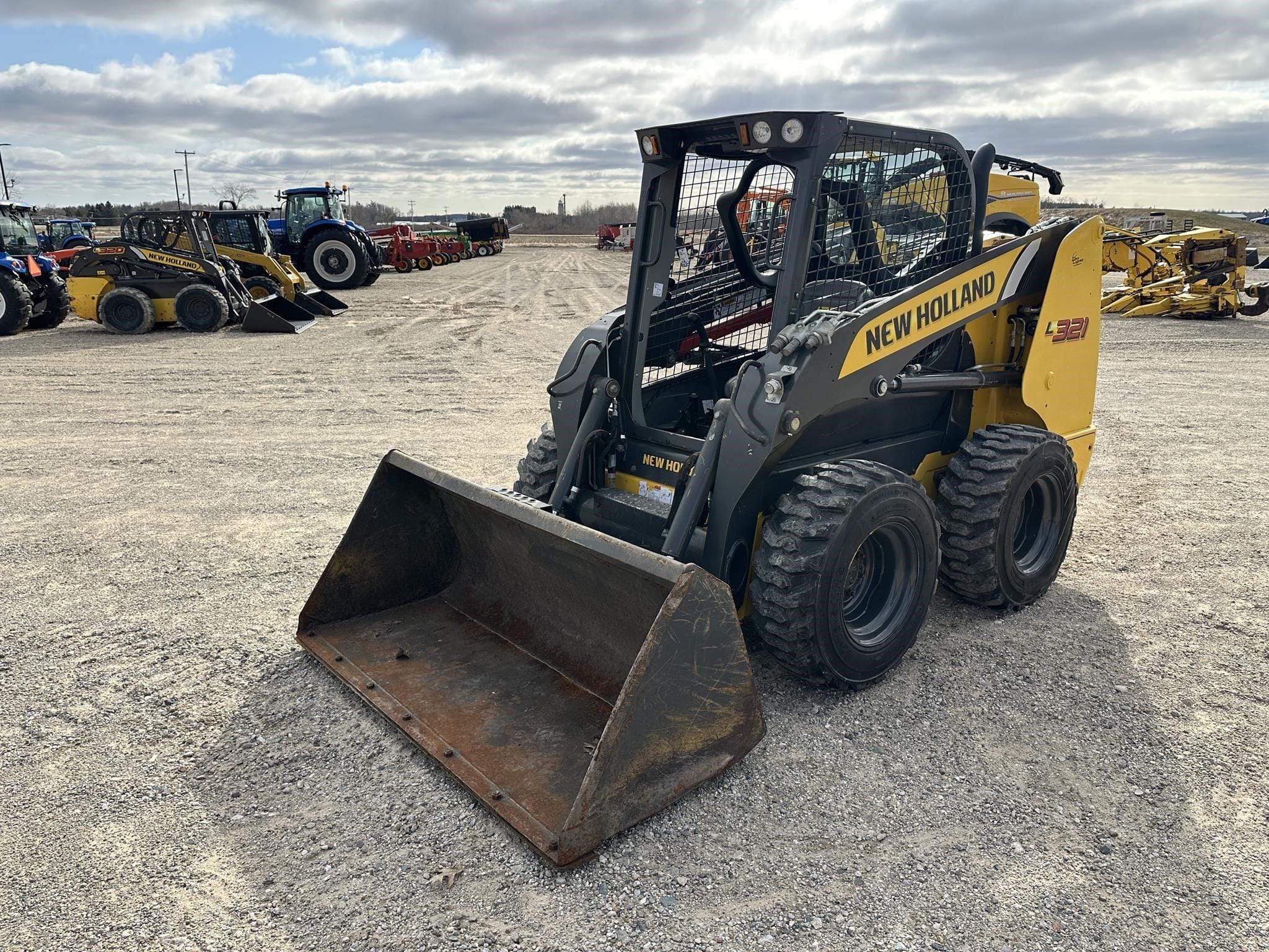 2022 New Holland L321 Equipment Image0