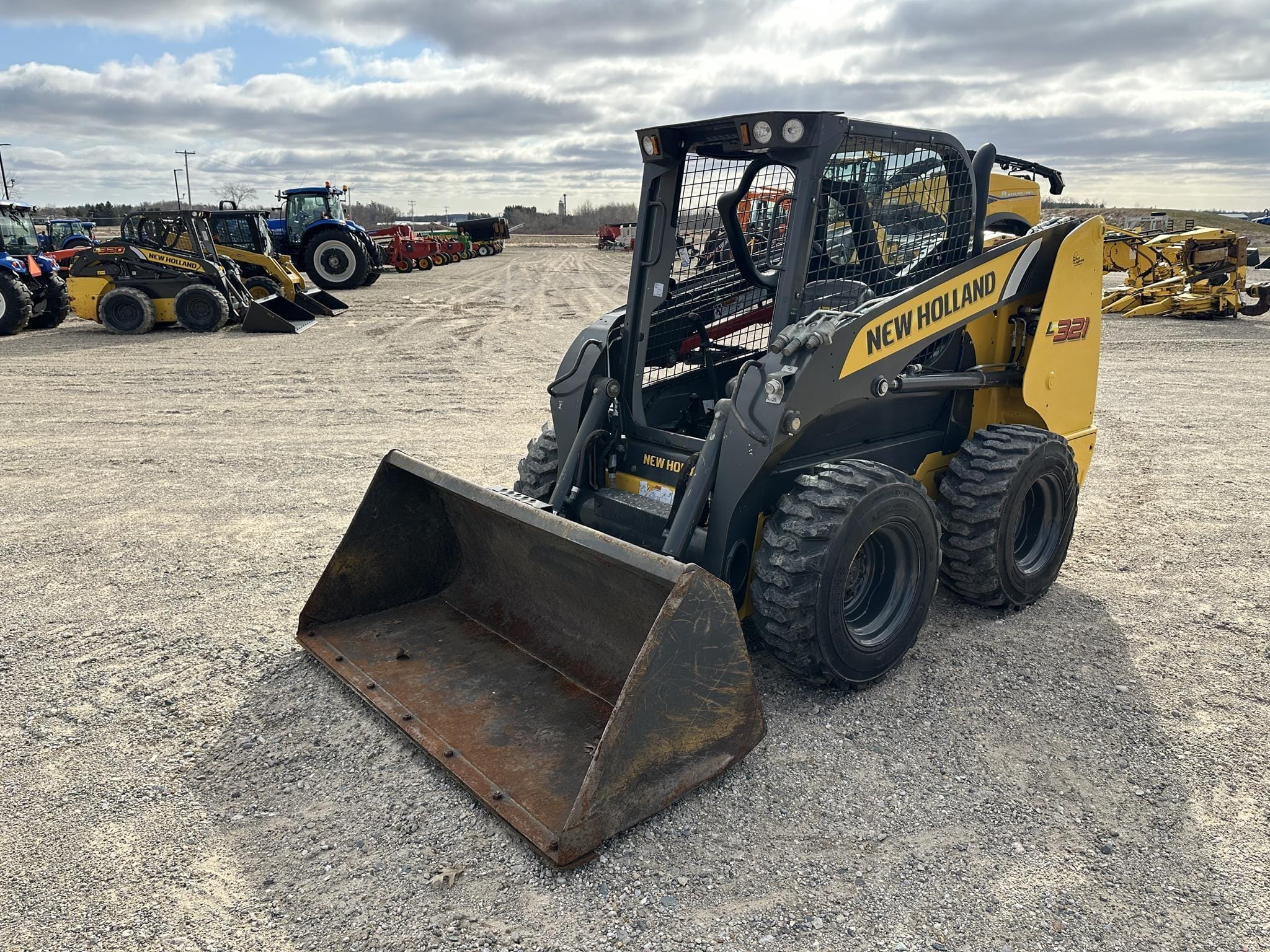 2022 New Holland L321 Equipment Image0