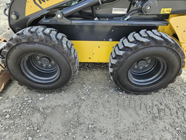 Image of New Holland L334 equipment image 4