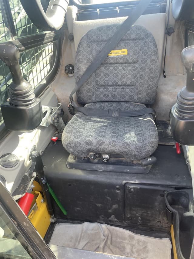 Image of New Holland L334 equipment image 4