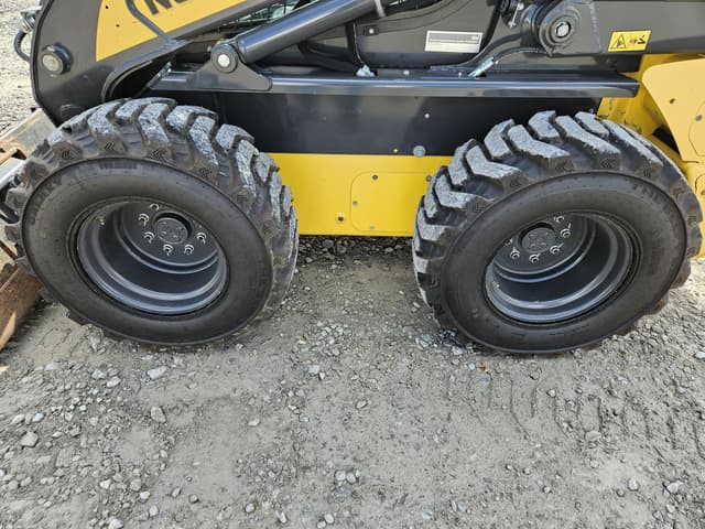 Image of New Holland L334 equipment image 4