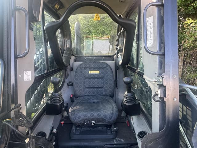 Image of New Holland L334 equipment image 4