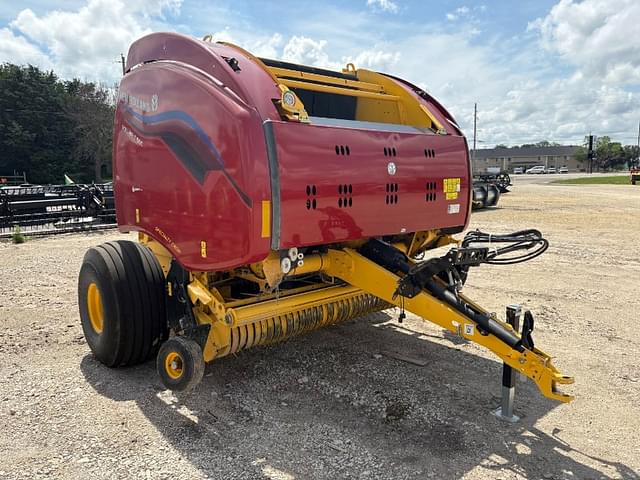 Image of New Holland RB560 equipment image 3