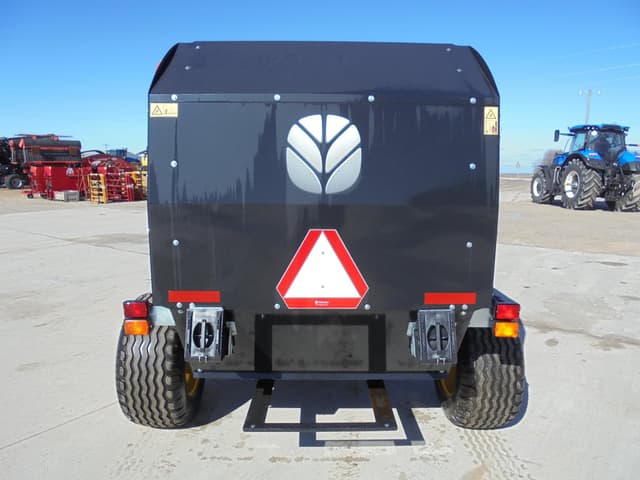 Image of New Holland RF450 Utility equipment image 4