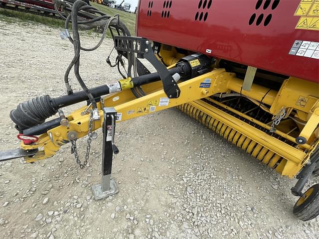 Image of New Holland RB560 Specialty Crop equipment image 4