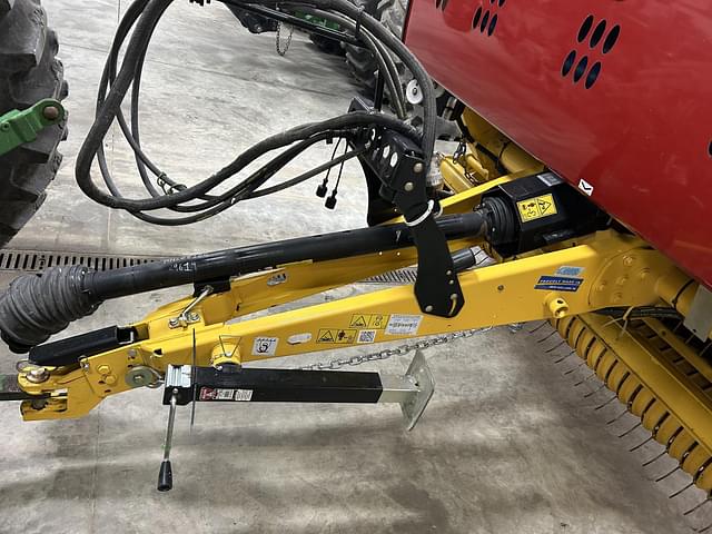 Image of New Holland RB560 Specialty Crop equipment image 3
