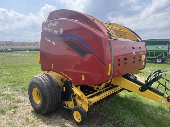 Image of New Holland RB560 Specialty Crop equipment image 4