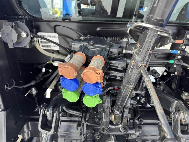 Image of New Holland Workmaster 75 equipment image 4