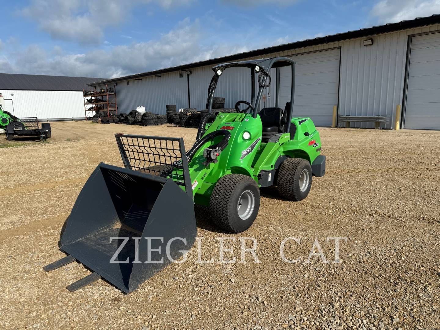 2022 AVANT M755i Equipment Image0