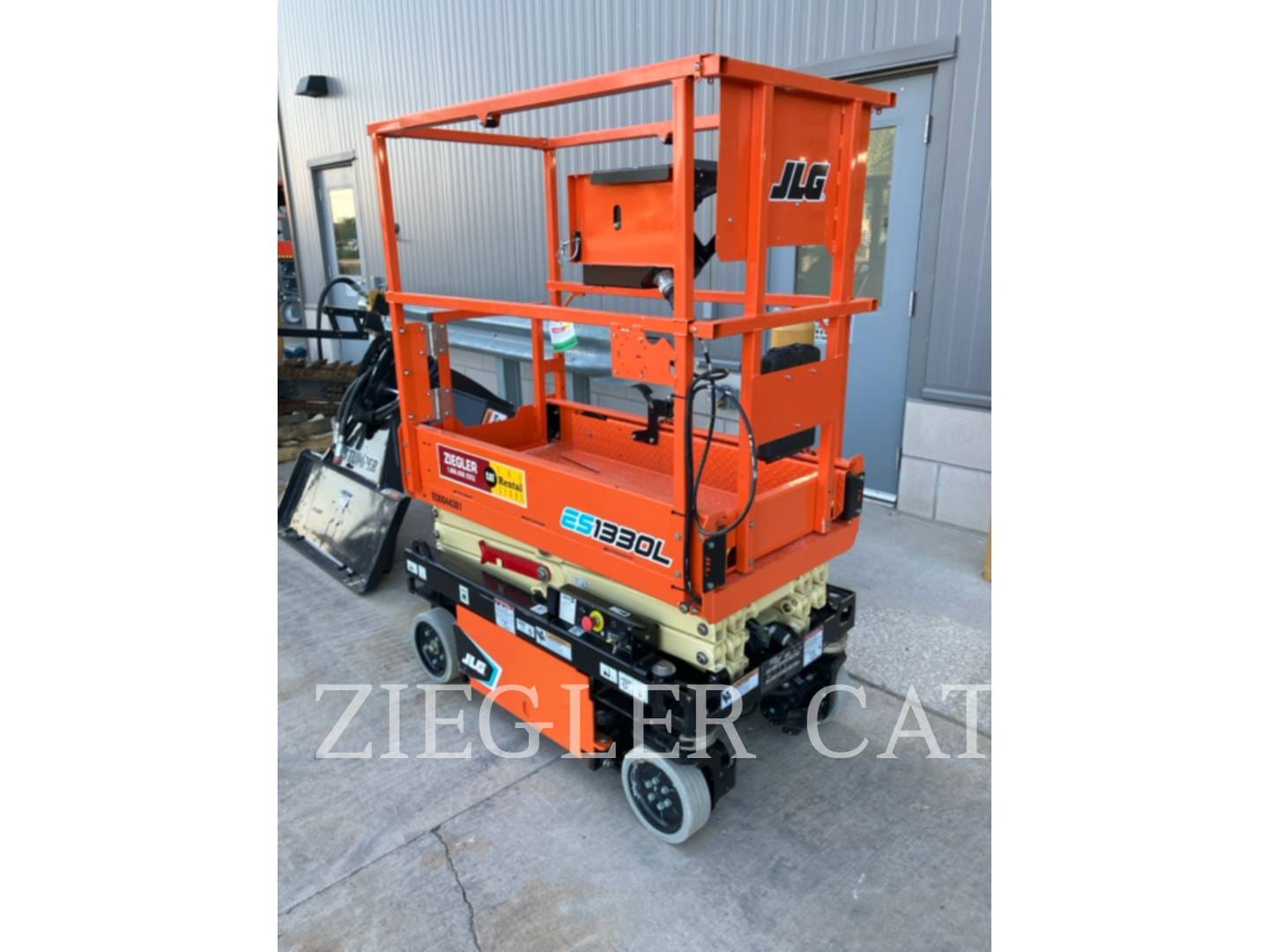 2022 JLG ES1330L Equipment Image0
