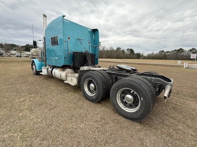 Image of Peterbilt 389 equipment image 2