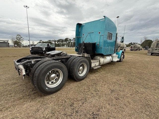 Image of Peterbilt 389 equipment image 4