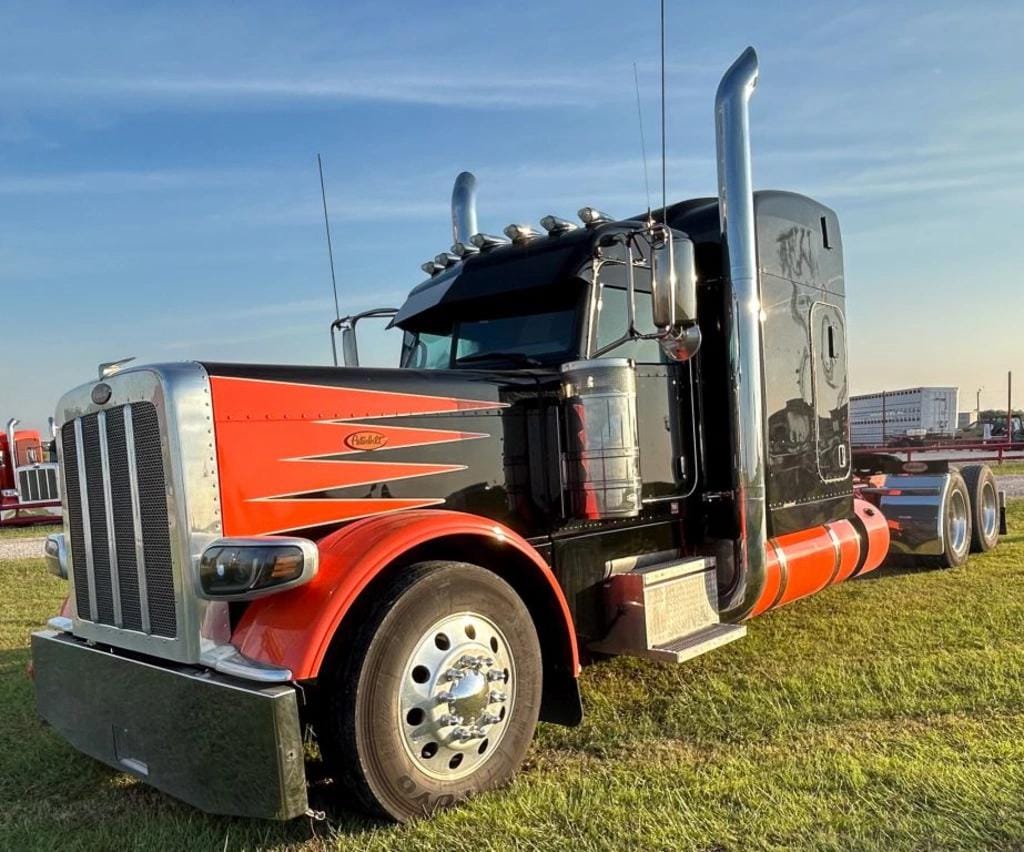 Main image Peterbilt 389