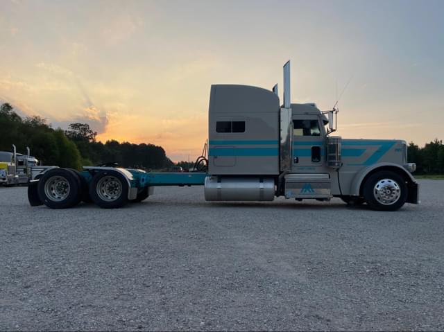 Image of Peterbilt 389 equipment image 3