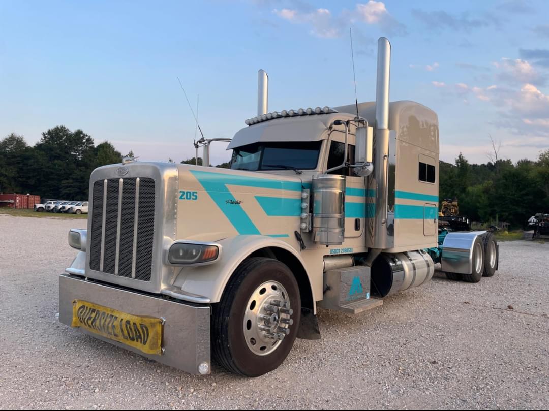 Image of Peterbilt 389 Primary image