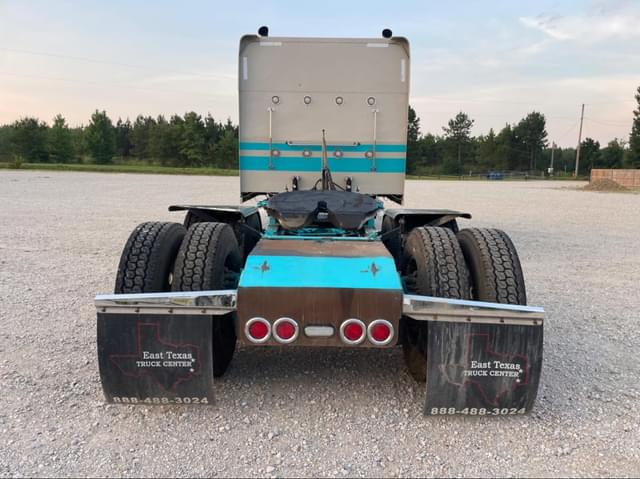 Image of Peterbilt 389 equipment image 4
